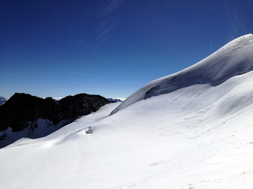 Der Gipfelaufbau des Nordgipfels der Wildspitze wird großzügig umrundet, Rodel Austria Naturbahn