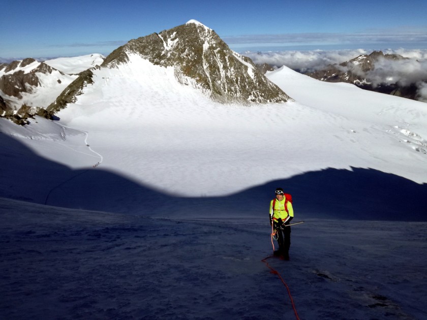 Aufstieg zur Wildspitze über den Taschachferner. Im Bild Rodelstar Thomas Kammerlander