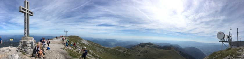 Panoramafoto am Gipfel vom Schneeberg. Am höchsten Punkt von Niederösterreich