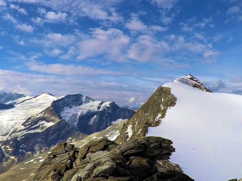 Der Hocheiser 3.206m im Salzburgerland. Rodel Austria Naturbahnstar Florian Glatzl besteigt diesen Gipfel als Eingewöhnungstour für den Großglockner