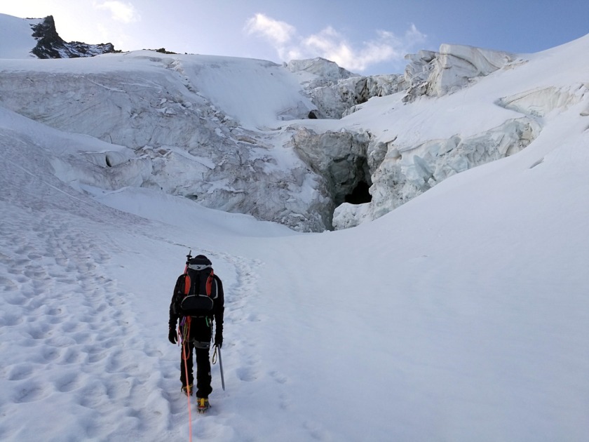Gerhard Mühlbacher vor Gletscherbruch beim Aufstieg zum Rimpfischhorn